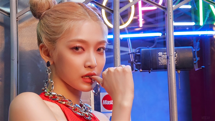 Onda from EVERGLOW in 4K