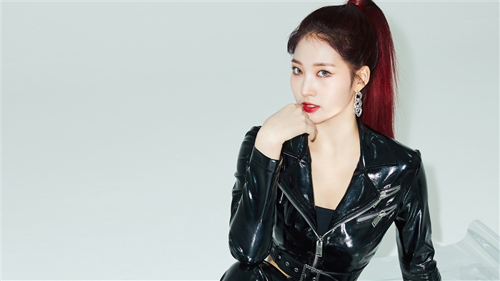 EVERGLOW Sihyeon in Black Leather Jacket 4K