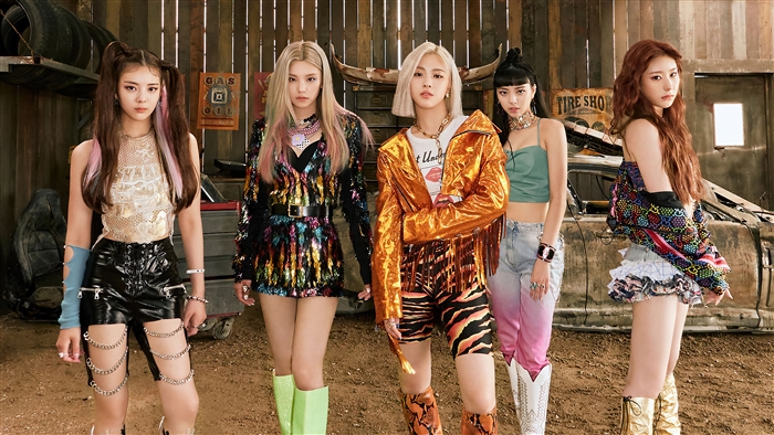 ITZY Kpop Group in Vibrant Fashion 4K