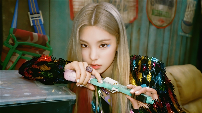 Yeji from ITZY in Colorful Glitter Outfit 4K