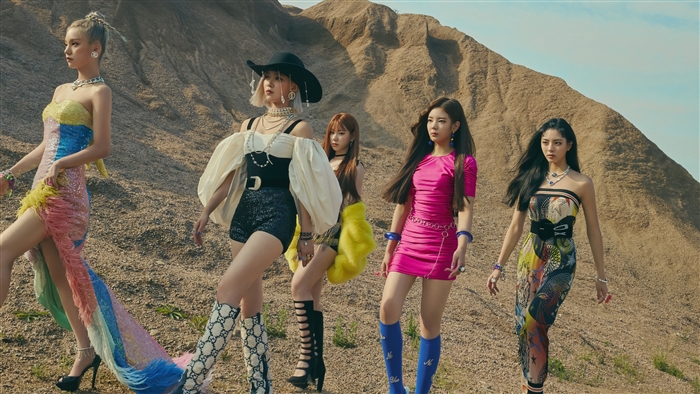 ITZY Group Photo in Colorful Outfits 4K