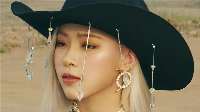 Shin Ryu jin from ITZY wearing a black hat with jewelry