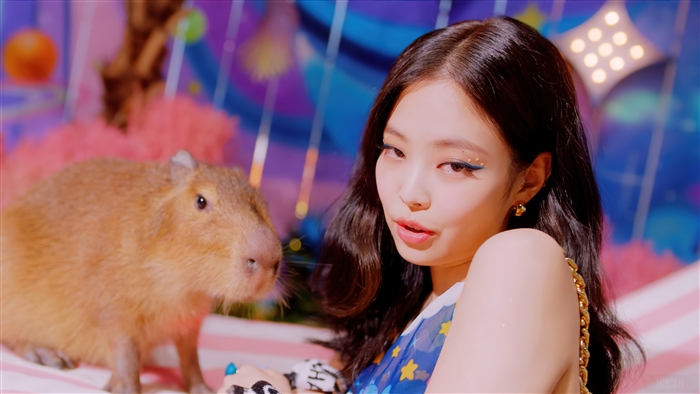 Jennie from BLACKPINK with a capybara