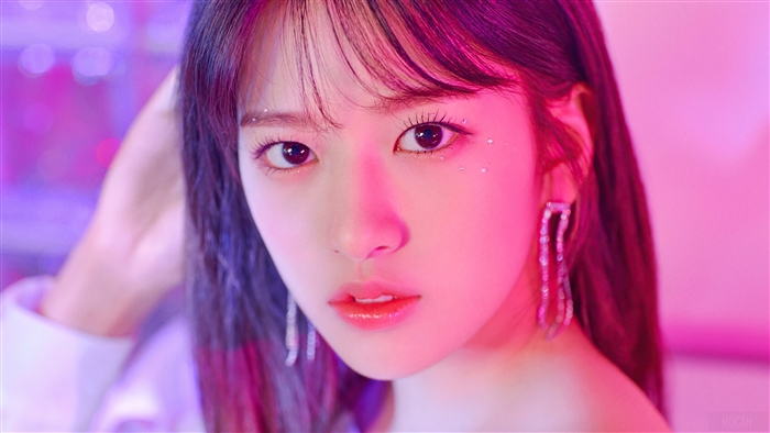 Ahn Yujin from IZONE in Pink and Purple Light 4K