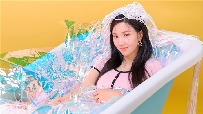 Kwon Eunbi in Bathtub with Iridescent Plastic 4K