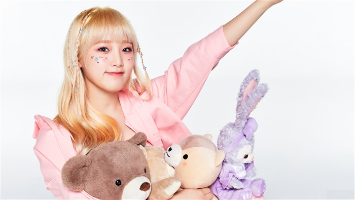Choi Ye Na Holding Plush Toys in Pink Outfit 4K