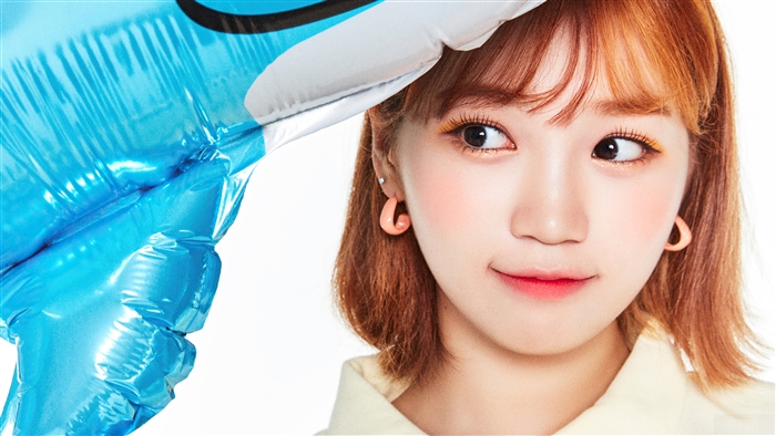 Kim Chae-won from IZONE with a blue balloon