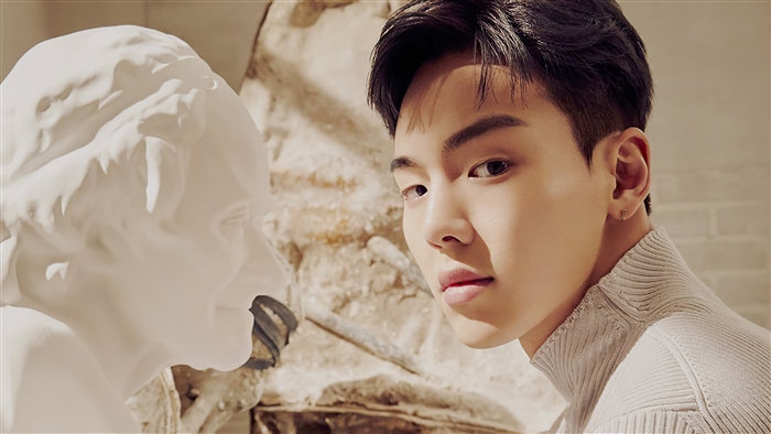Shownu from Monsta X with sculpture