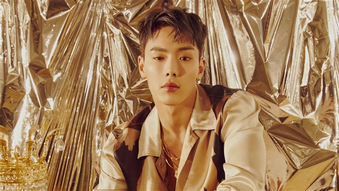 Shownu from Monsta X with a crown