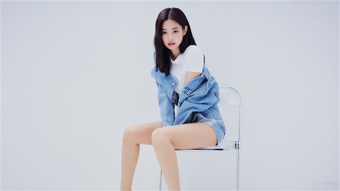 Jennie of BLACKPINK in Denim Jacket 4K