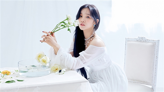 Yuqi from (G)I-DLE holding white roses