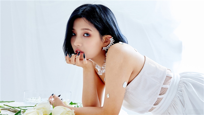 Soyeon from (G)I-DLE in White Outfit 4K
