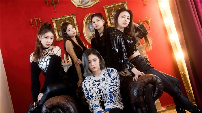 ITZY Group Photo in Stylish Dark Outfits