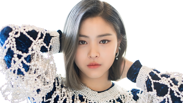 Ryujin from ITZY in Pearl Embellished Outfit 4K