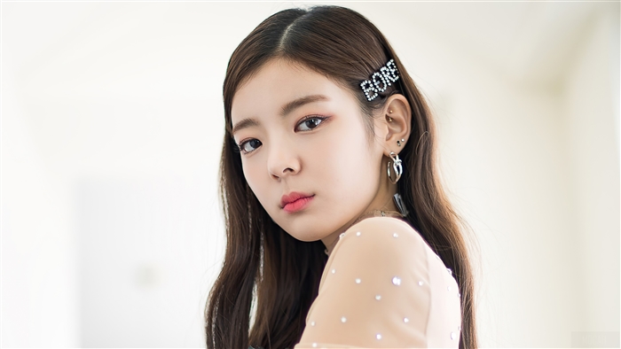 Lia from ITZY with "BORE" hair clip