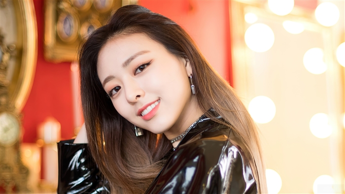 Yuna from ITZY posing for a photo