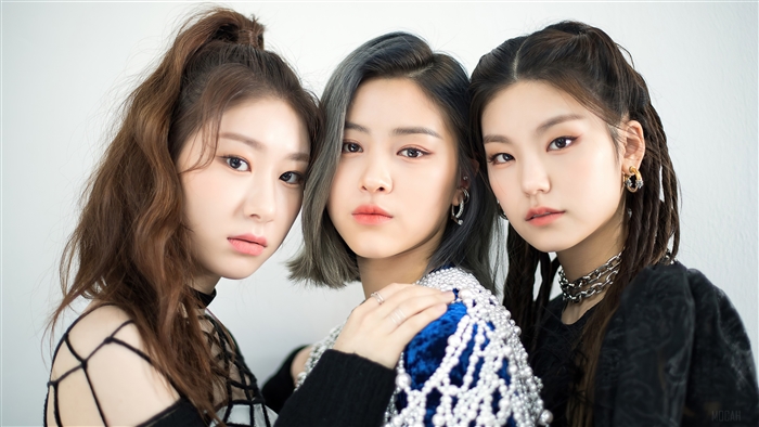 ITZY Chaeryeong, Ryujin, and Yeji 4K