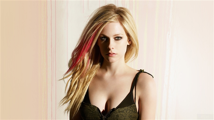 Avril Lavigne Portrait with Blonde Hair and Pink Streak 4K