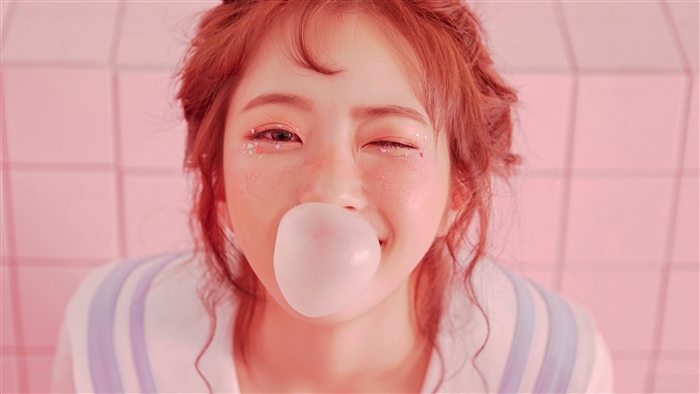 Hyeseong from Elris blowing bubble gum