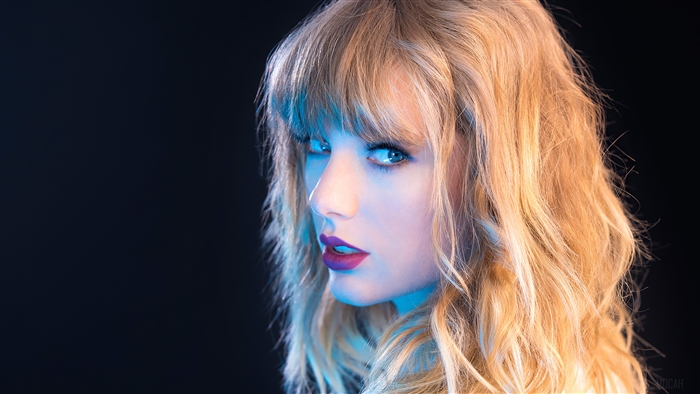 Taylor Swift Blonde Portrait in Blue Light 4K