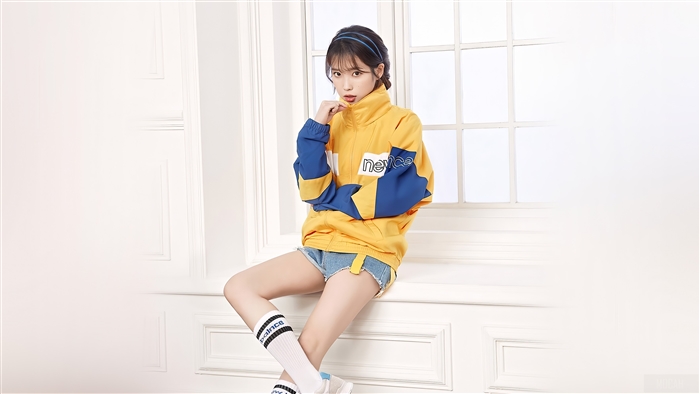 IU in Yellow and Blue Outfit 4K