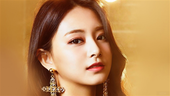Tzuyu from TWICE in Elegant Golden Light 4K