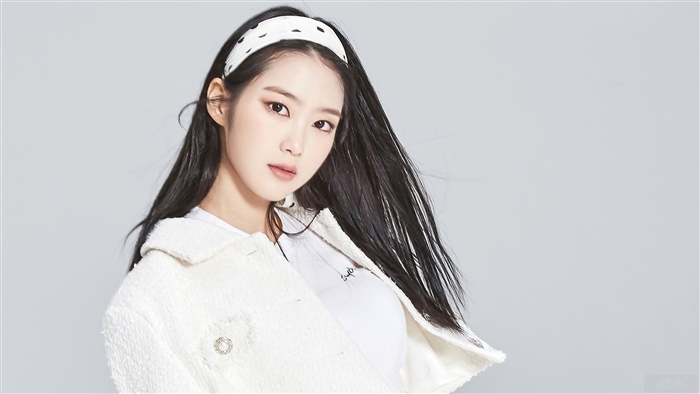 Jiho from Oh My Girl wearing a white jacket