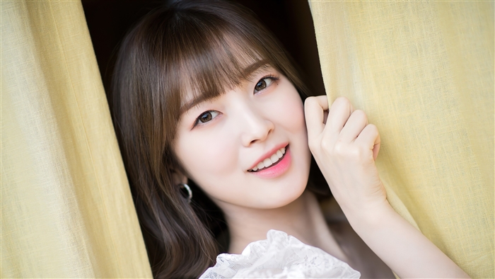 Arin from Oh My Girl Smiling in Soft Light 4K