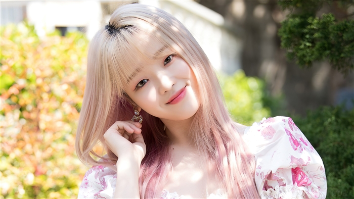 Seunghee from Oh My Girl in Nonstop 4K