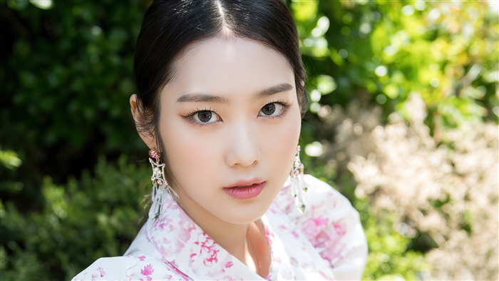 Jiho from Oh My Girl in traditional Korean attire