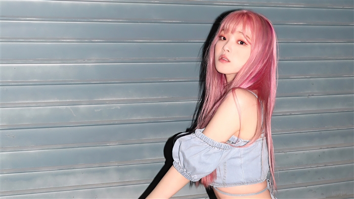 Seunghee from Oh My Girl with pink hair