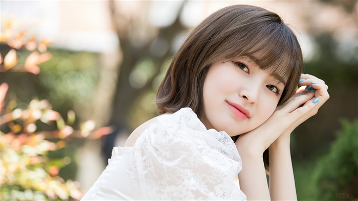 Arin from Oh My Girl in Soft Outdoor Light 4K