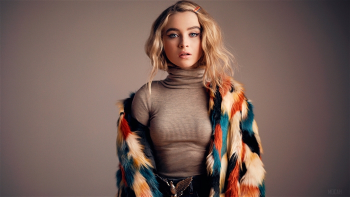 Sabrina Carpenter in Fur Coat 4K