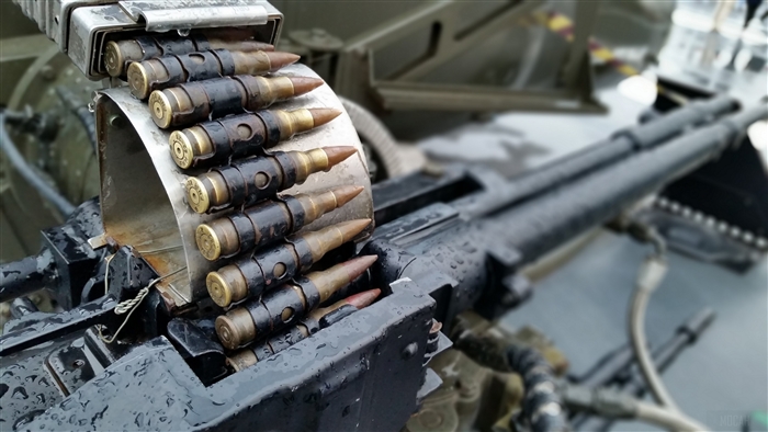 Machine gun with ammunition belt 4K