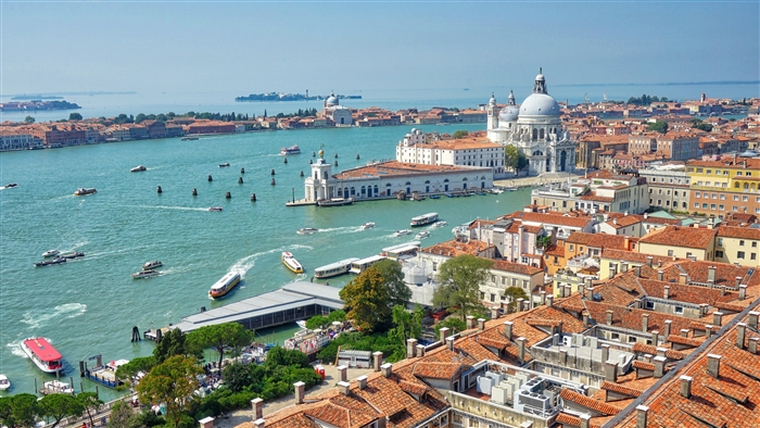 Venice cityscape with boats and buildings 4K