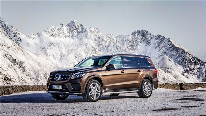 Mercedes-Benz GL-Class SUV in Winter Mountains 4K
