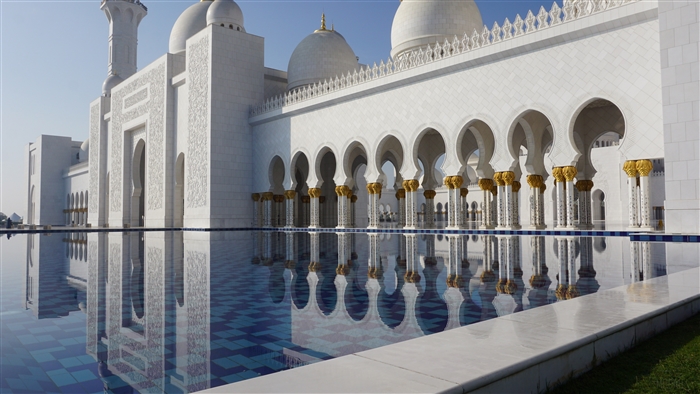 Sheikh Zayed Grand Mosque reflection in Abu Dhabi 4K