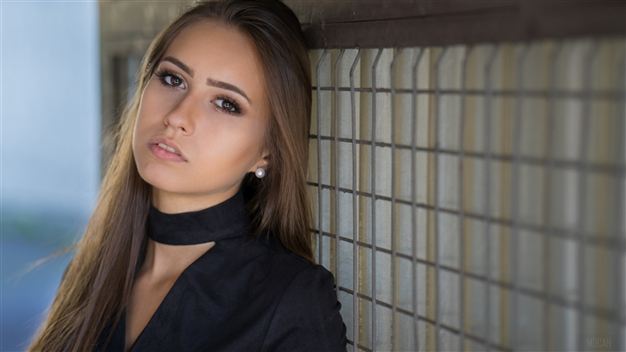Woman with long brown hair and brown eyes