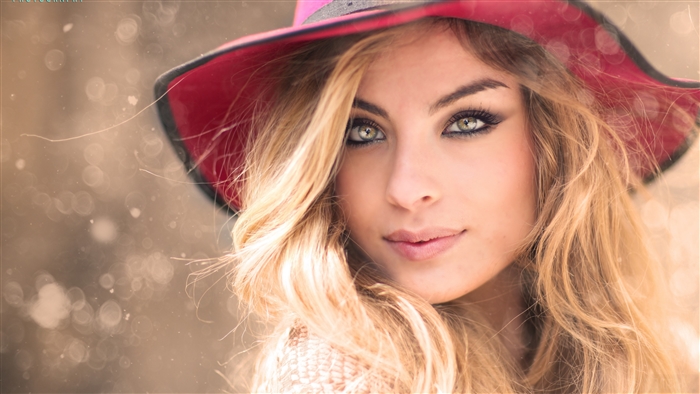 Woman wearing a hat with bokeh background 4K