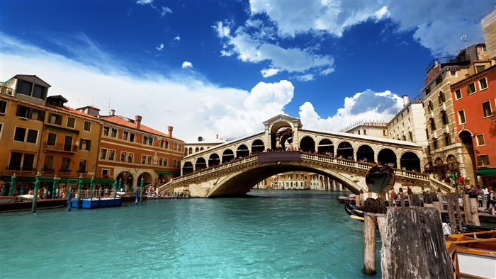 Rialto Bridge in Venice, Italy