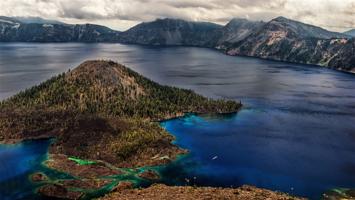 Crater Lake Island in Oregon 4K