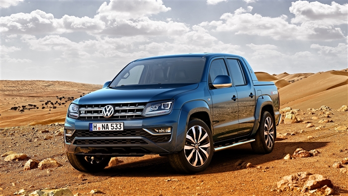 Blue Volkswagen Amarok 4K in Desert