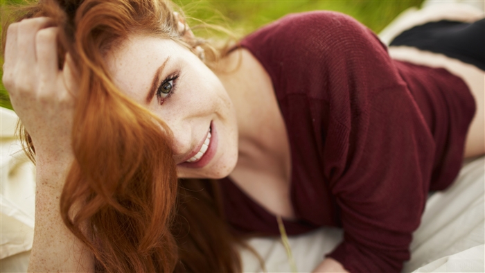 Smiling Redhead Woman with Green Eyes in Bokeh 4K