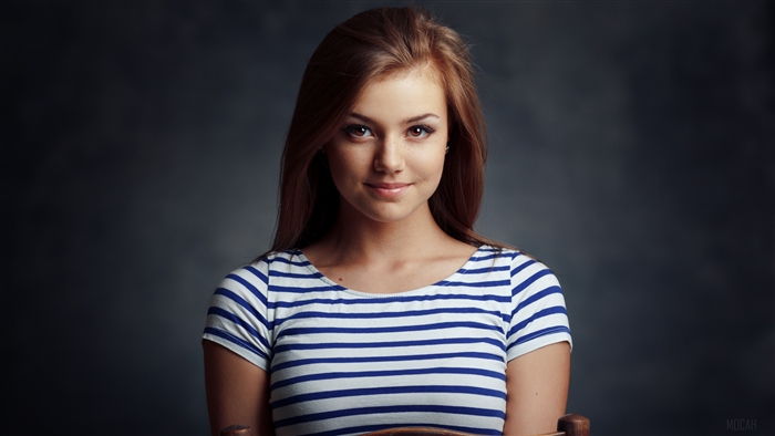 Woman with brown eyes and red hair 4K