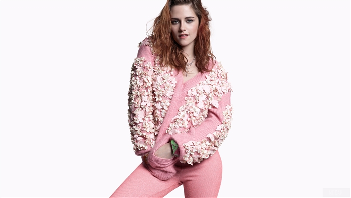 Kristen Stewart in pink outfit
