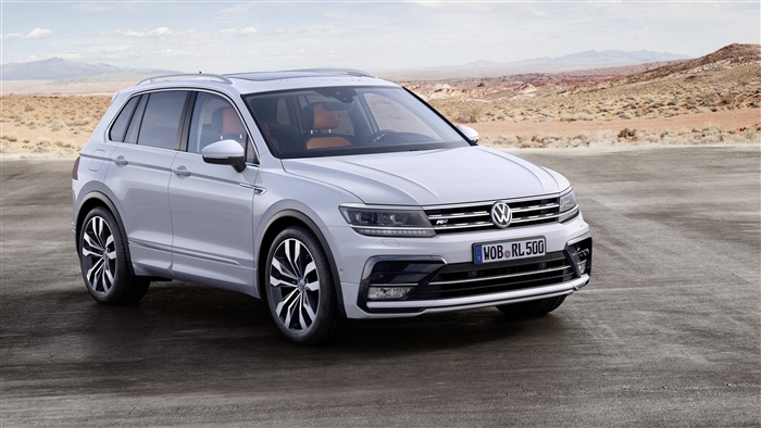 White Volkswagen Tiguan R-Line 4K