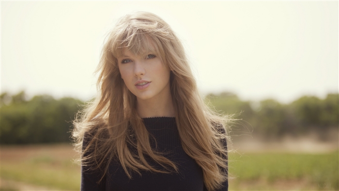 Taylor Swift Blonde Singer in Natural Light 4K