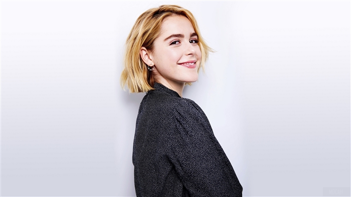 Kiernan Shipka smiling, short blonde hair, 4K
