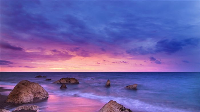 Sunset Over Serene Beach Horizon 4K