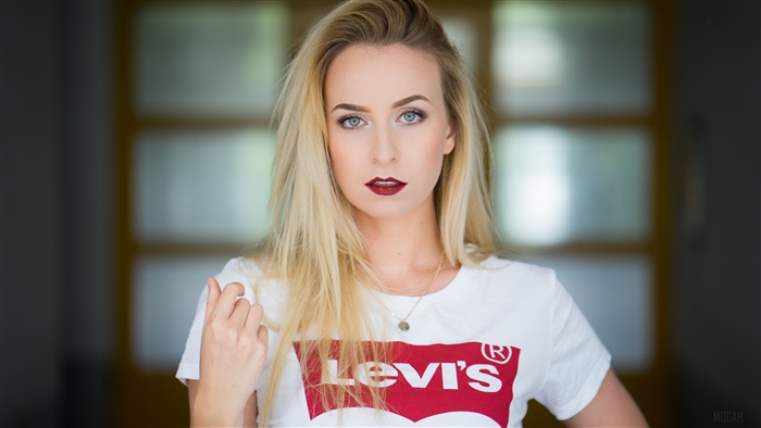 Blonde Woman with Blue Eyes and Lipstick 4k